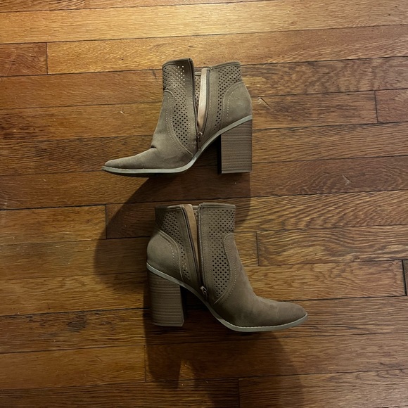 Tan suede booties - Picture 2 of 2